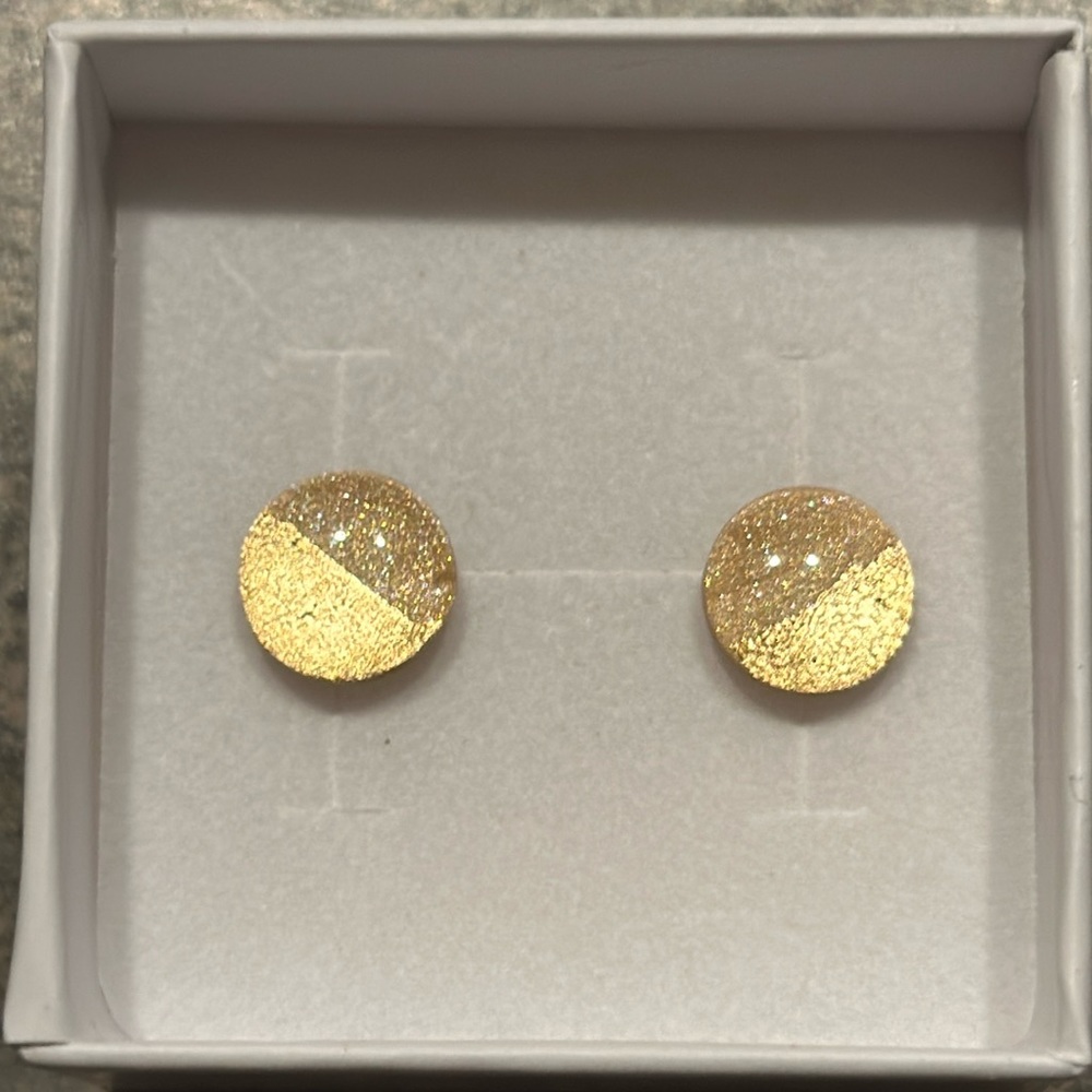 Hand Crafted in Canada 🇨🇦 🆕 Champagne 🥂 sparkly gold earrings.